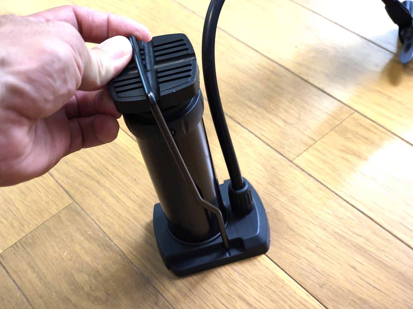 ダイソーの足ふみポンプの収納