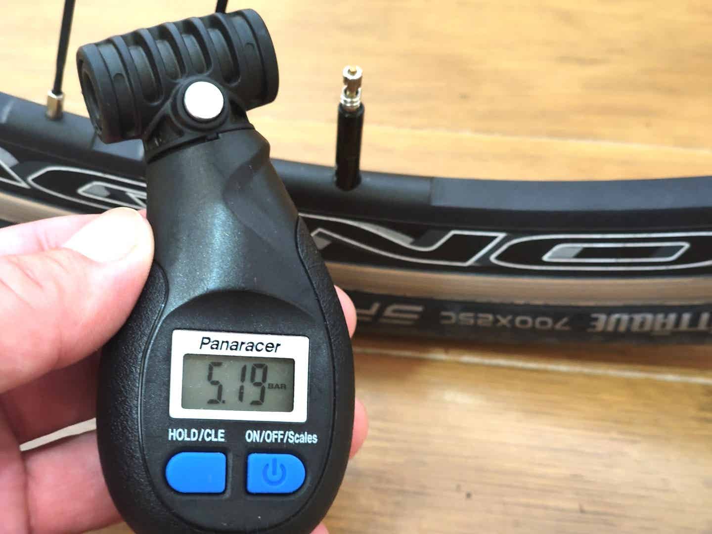 ダイソーの足ふみポンプでロードバイクのタイヤに5.19BARまで空気を入れたところ