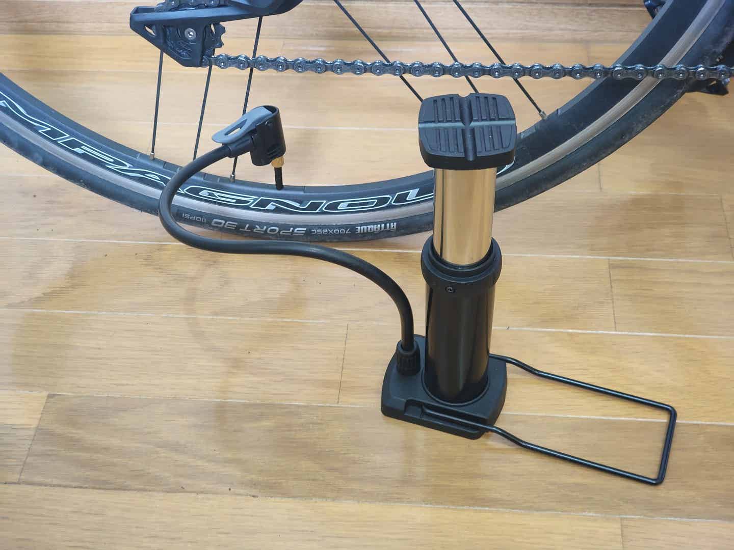 ダイソーの足ふみポンプでロードバイクに空気を入れる