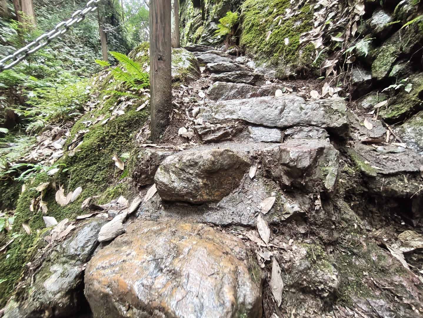 天狗滝に向かう岩の階段