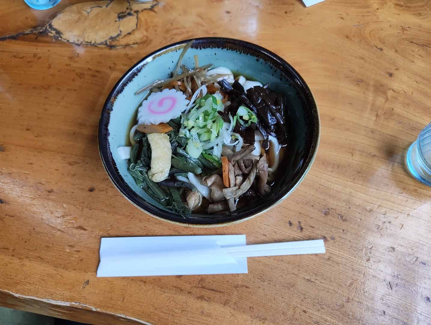 根っ子食堂の冷やし山菜うどん
