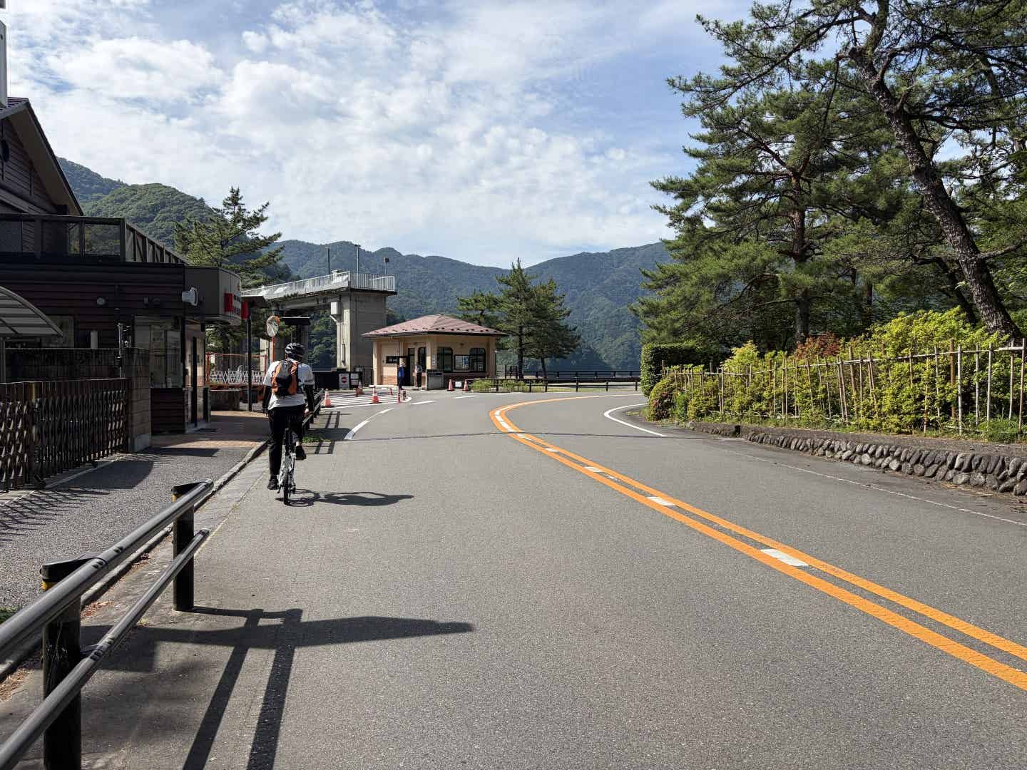 奥多摩湖を折りたたみ自転車で走る筆者