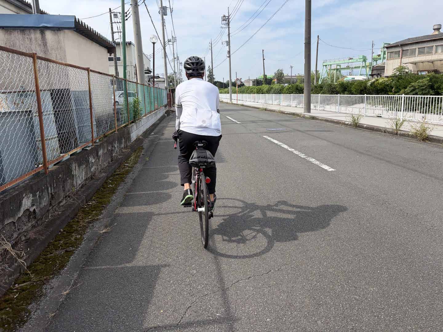 森林公園駅を出発して近くの工業団地を走る筆者