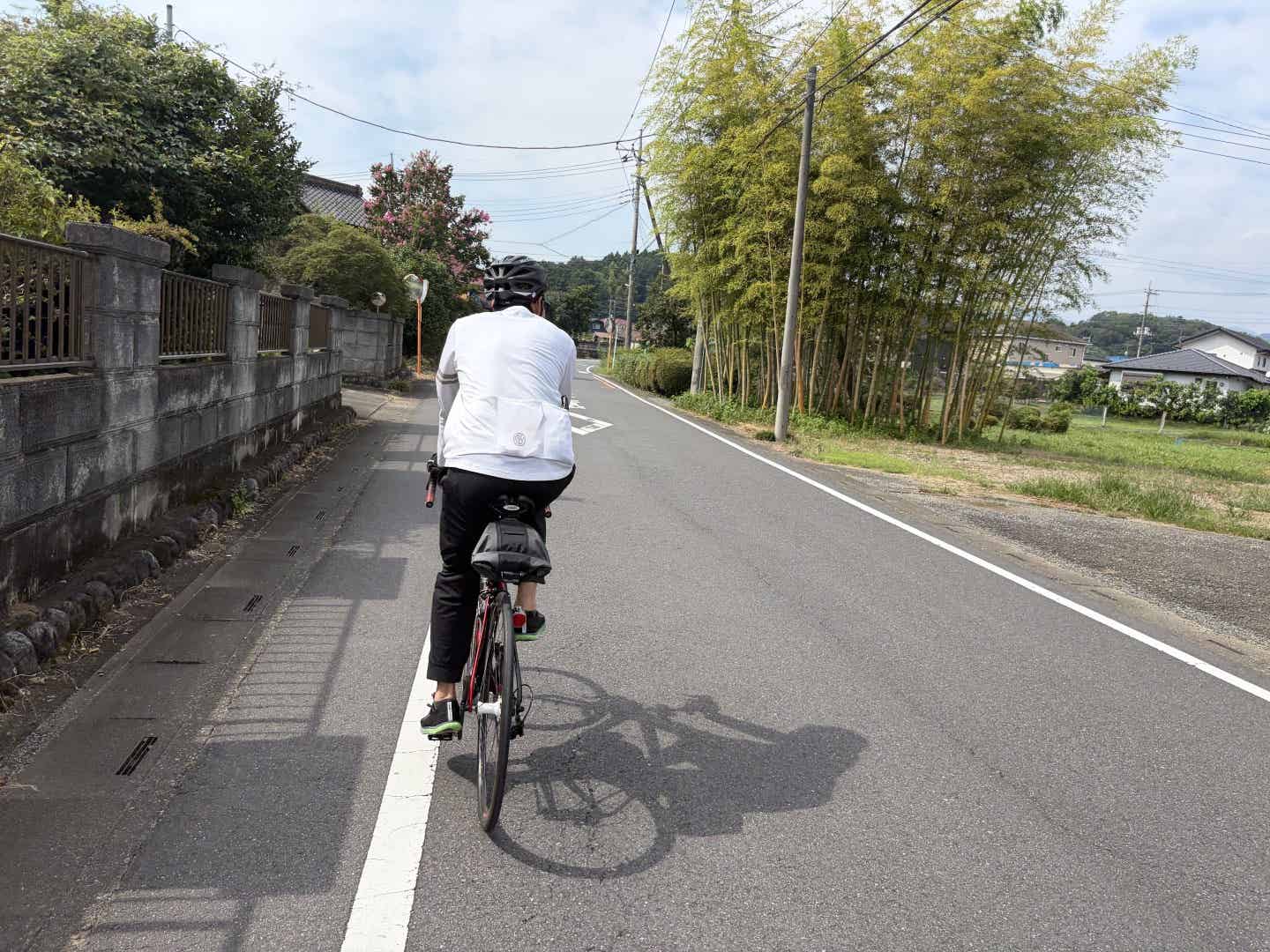 ULTRA SPORT 3を履いたロードバイクに乗る筆者