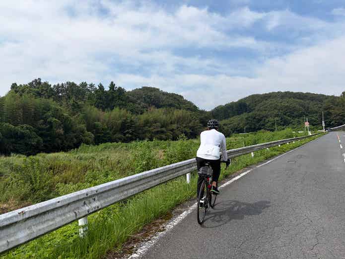 ロードバイクで走る男性