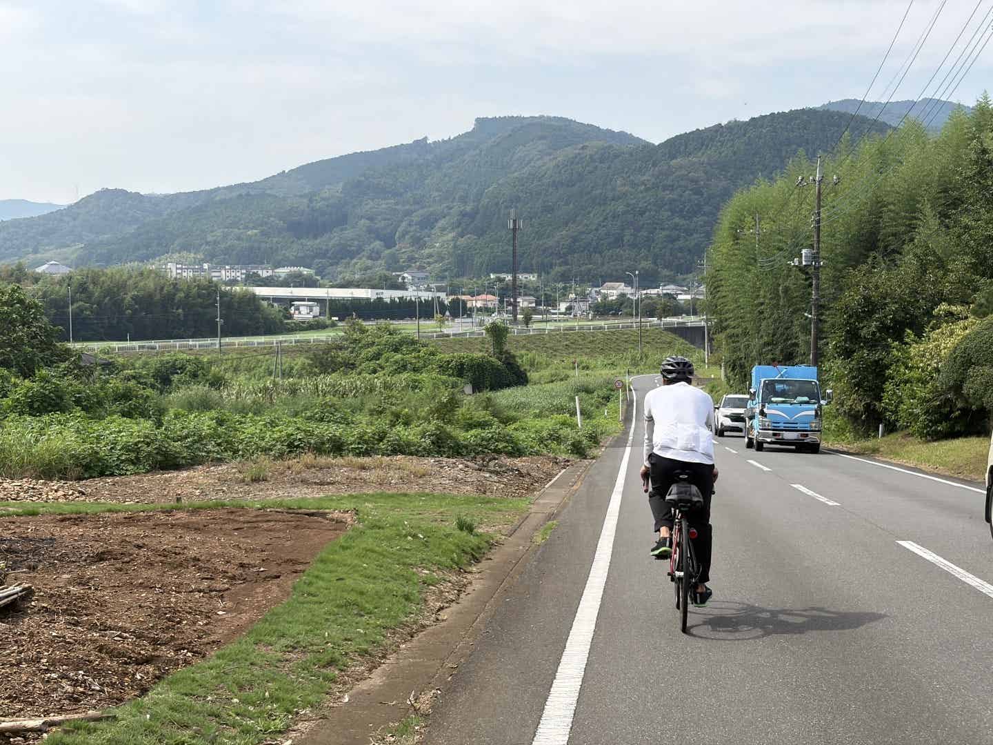 郊外の道を走るトラック