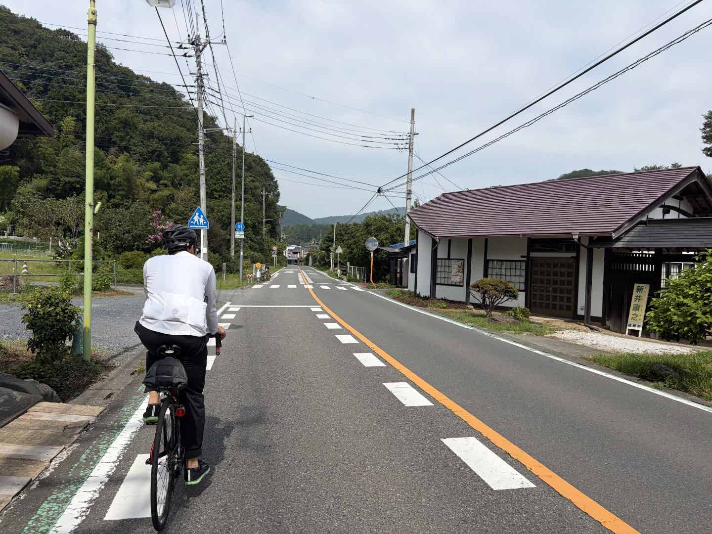 黒山三滝に向けてロードバイクで走る筆者