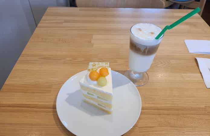 ケーキとカフェラテ