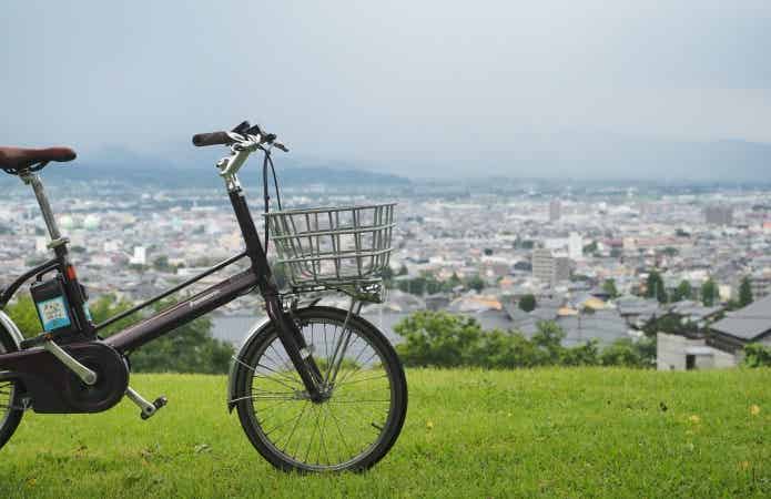 街を見下ろす自転車