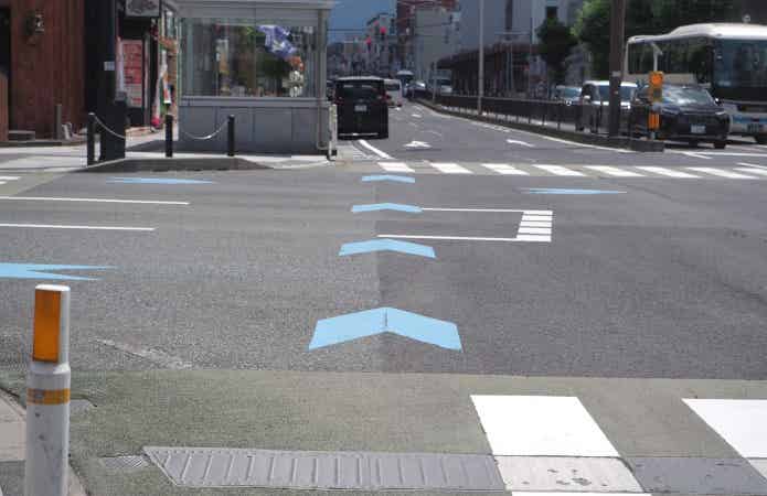 自転車レーンを示すブルーライン