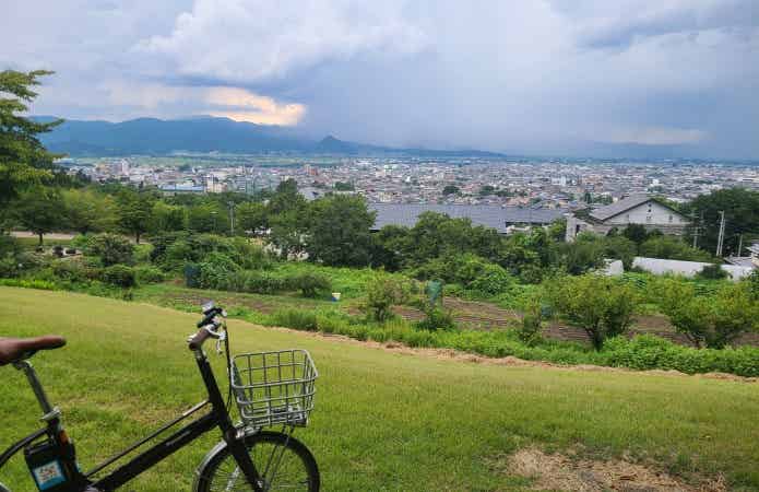 市街地を見下ろす