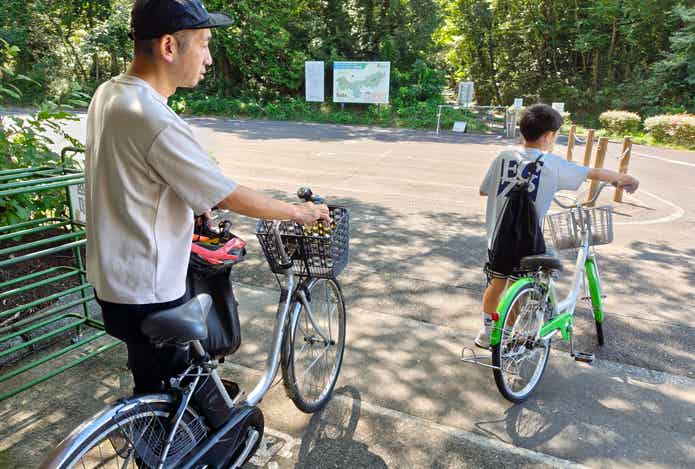 レンタサイクルを借りた親子