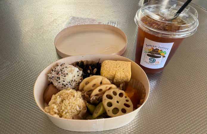 冬青珈琲店のアイスコーヒーとおにぎりBOX