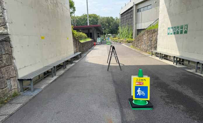 持ち込み自転車受付への通路