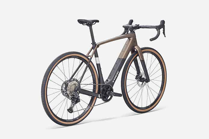 「Checkpoint+ SL 5」の新色「Matte Bronze Age / Dark Web」の車体