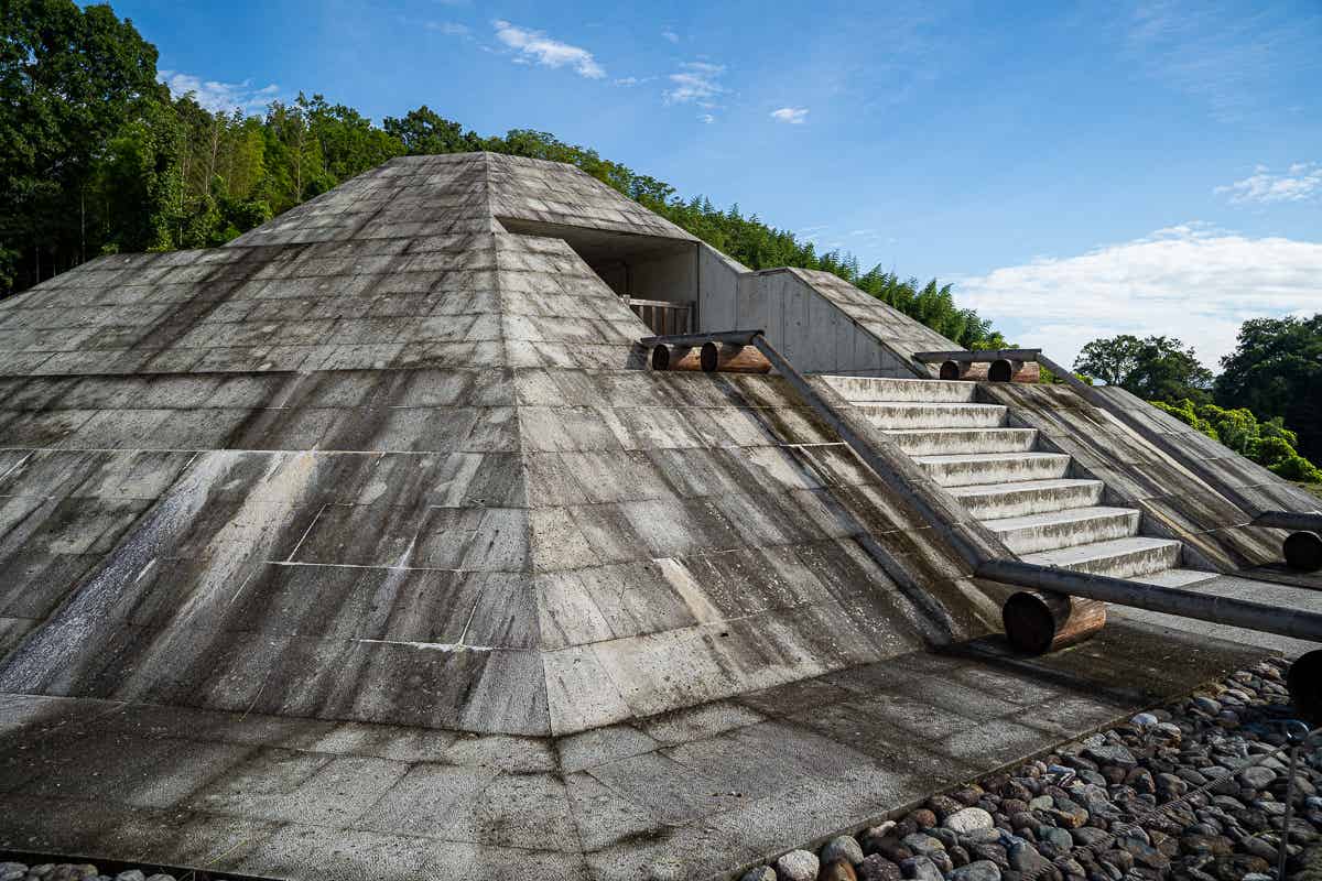 石段状に復元された牽牛子塚古墳の八角形墳丘