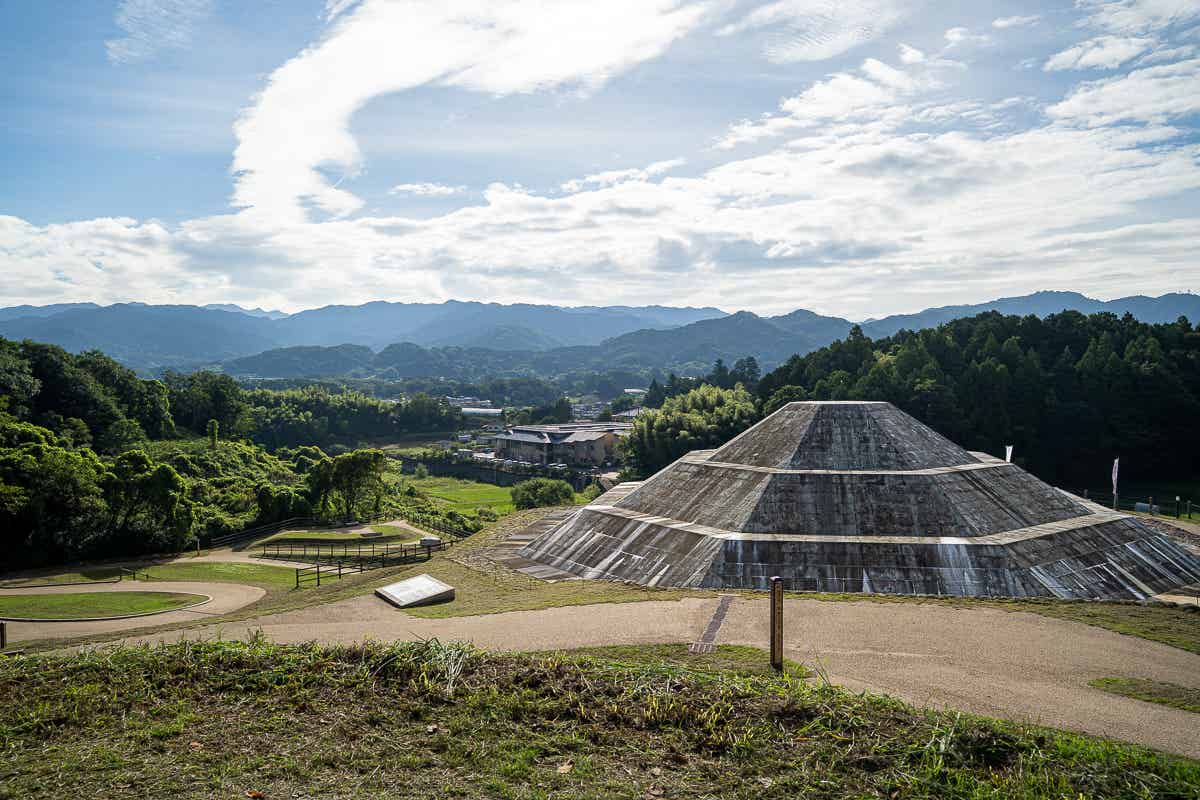 高台から見下ろした牽牛子塚古墳と明日香村の田園風景