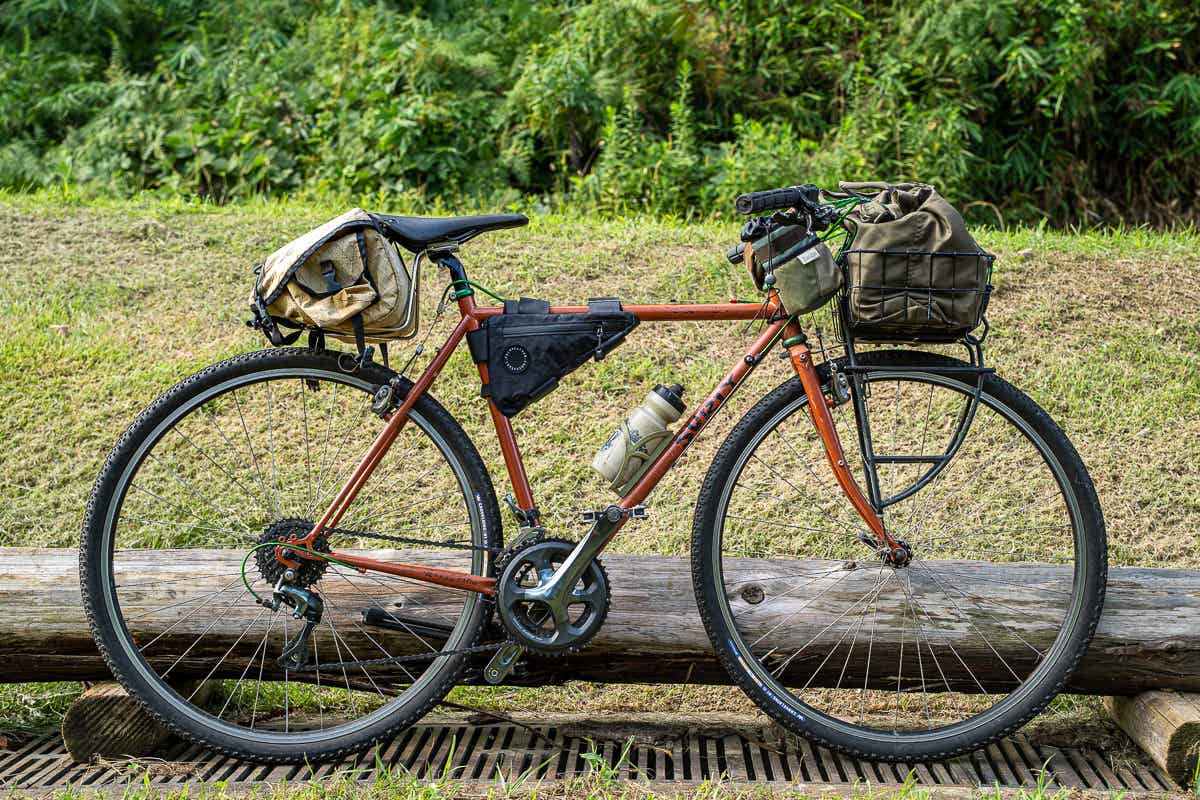 フェアウェザーのコーナーバッグをつけている自転車