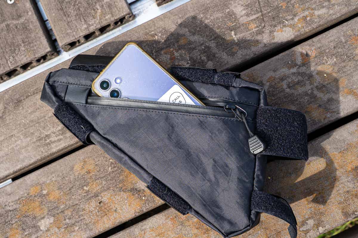 フェアウェザーのコーナーバッグにスマホを入れている