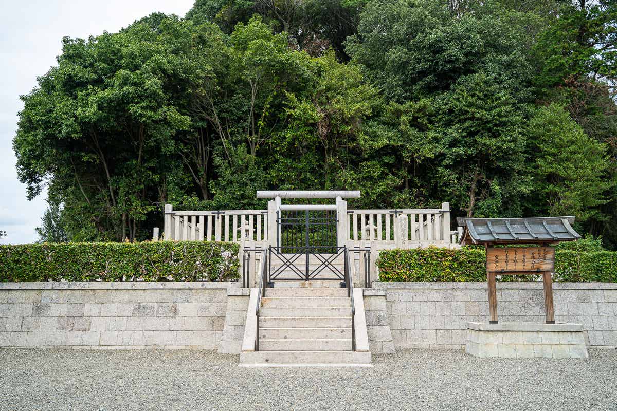 石段と鳥居を構えた天武・持統天皇陵の入り口