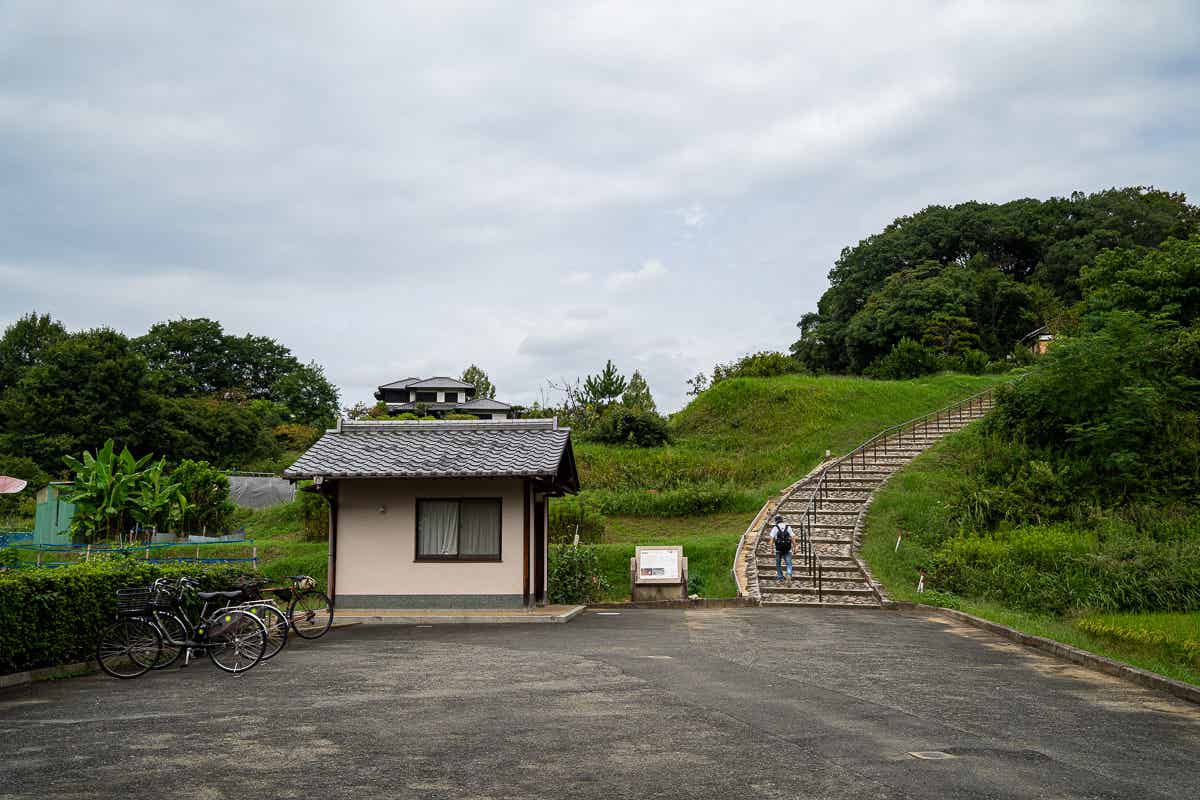 丘の斜面に続く階段と自転車置き場