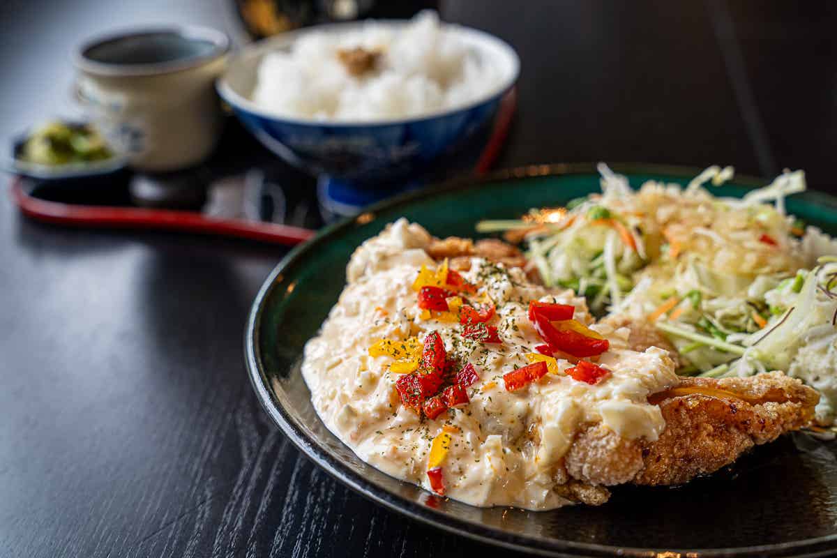 チキン南蛮定食の盛り付け