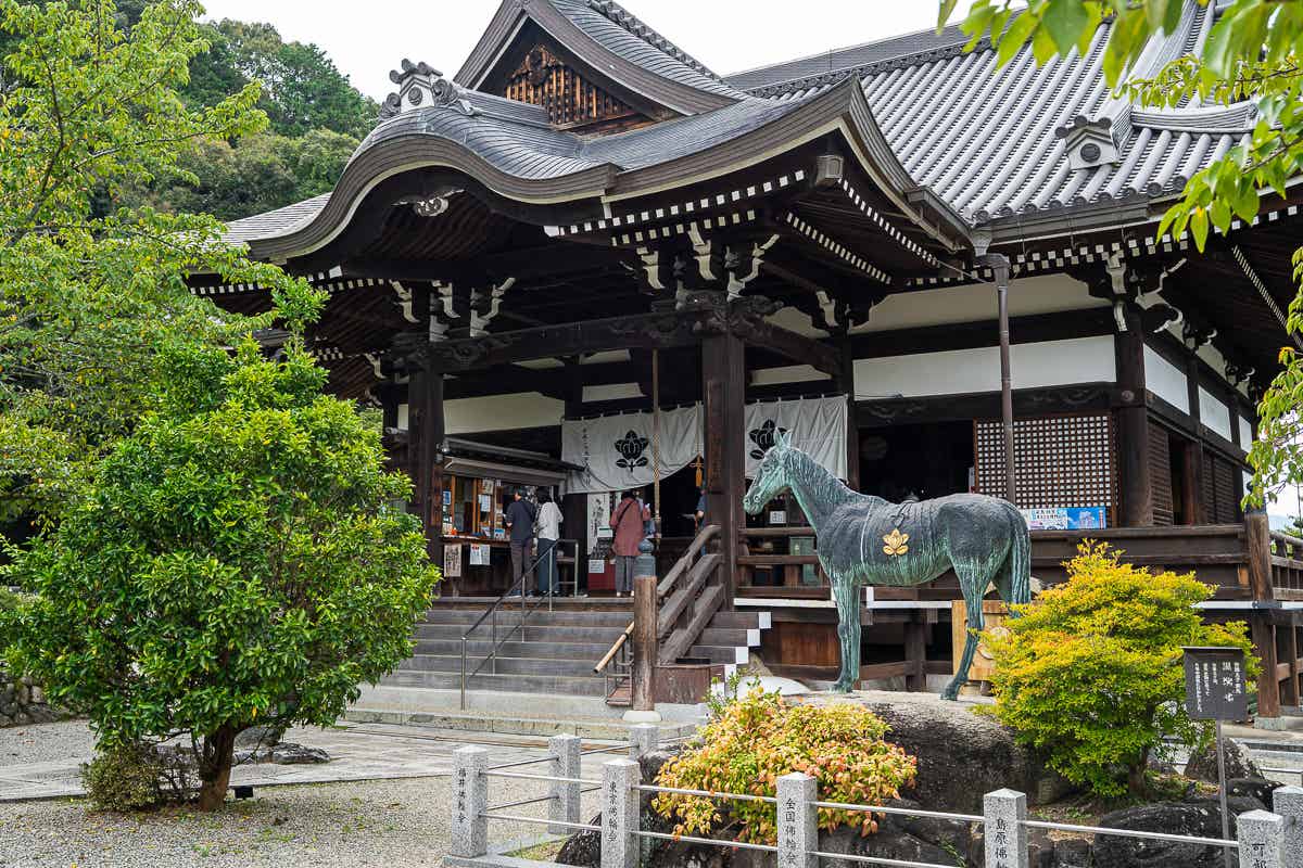 黒駒の像が立つ橘寺本堂前