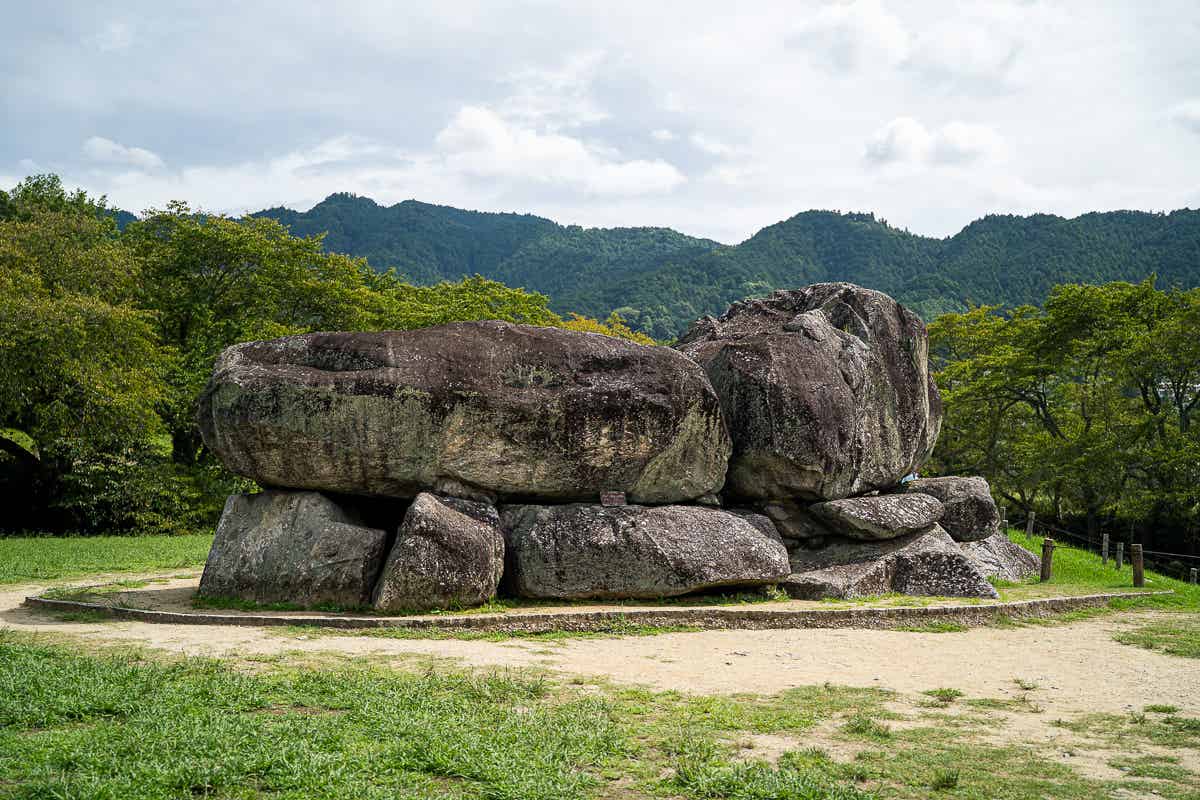 巨石が積み重なった石舞台古墳の外観