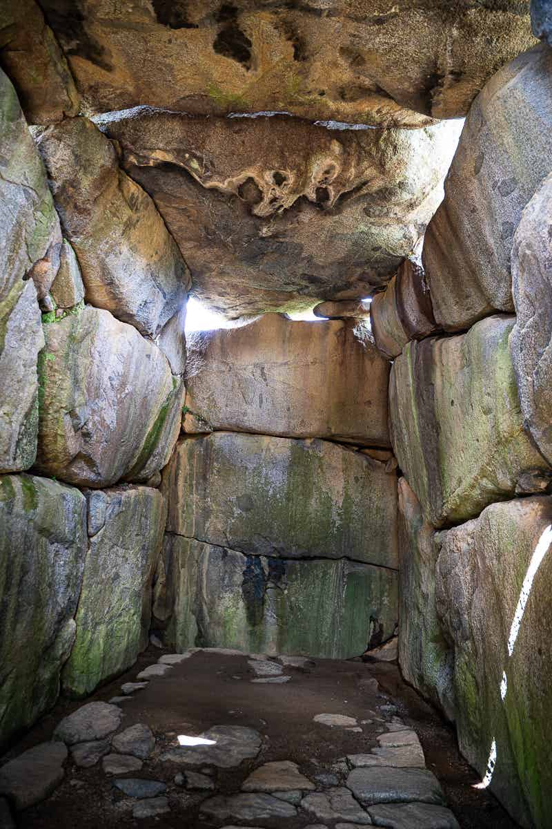 石舞台古墳内部、巨大な石でできた石室