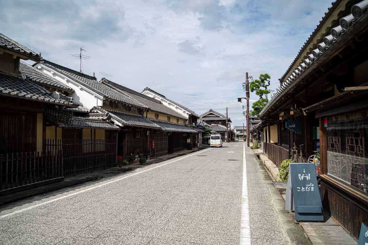 伝統的な家屋が並ぶ明日香村の路地