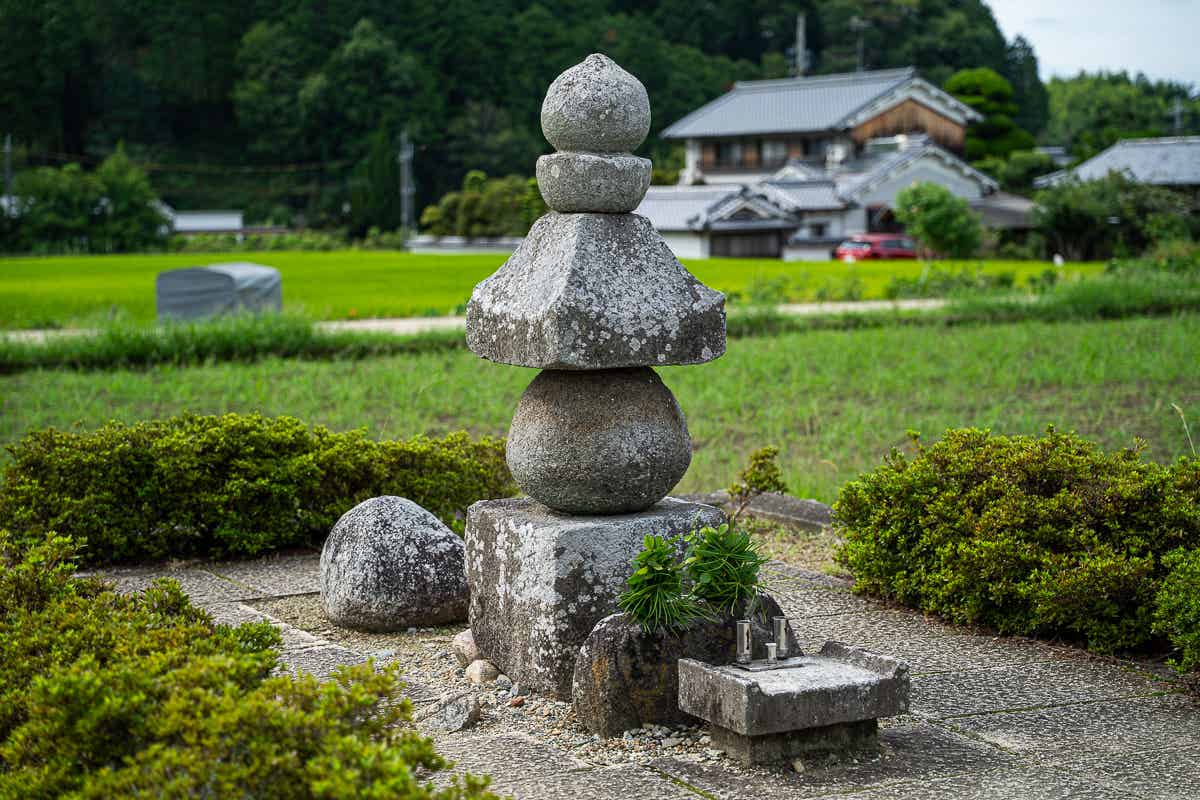 田んぼの中に立つ入鹿の首塚の石塔