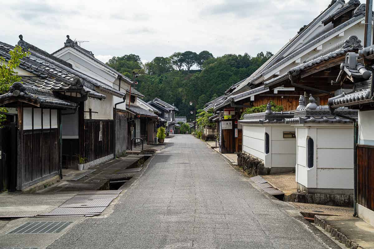 白壁や瓦屋根の伝統家屋が並ぶ明日香村の街並み