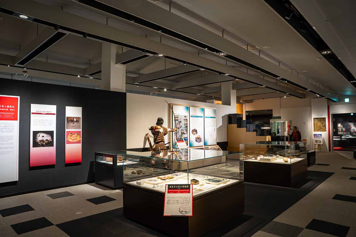 展示パネルが並ぶ飛鳥資料館の館内