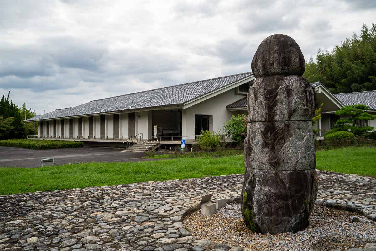 飛鳥資料館の建物と敷地内の石造物