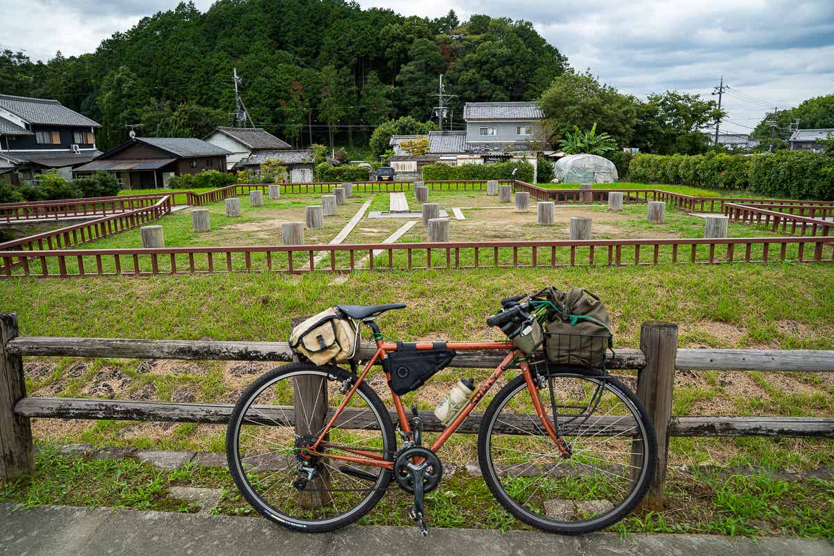 自転車を停めた飛鳥資料館の屋外展示エリア