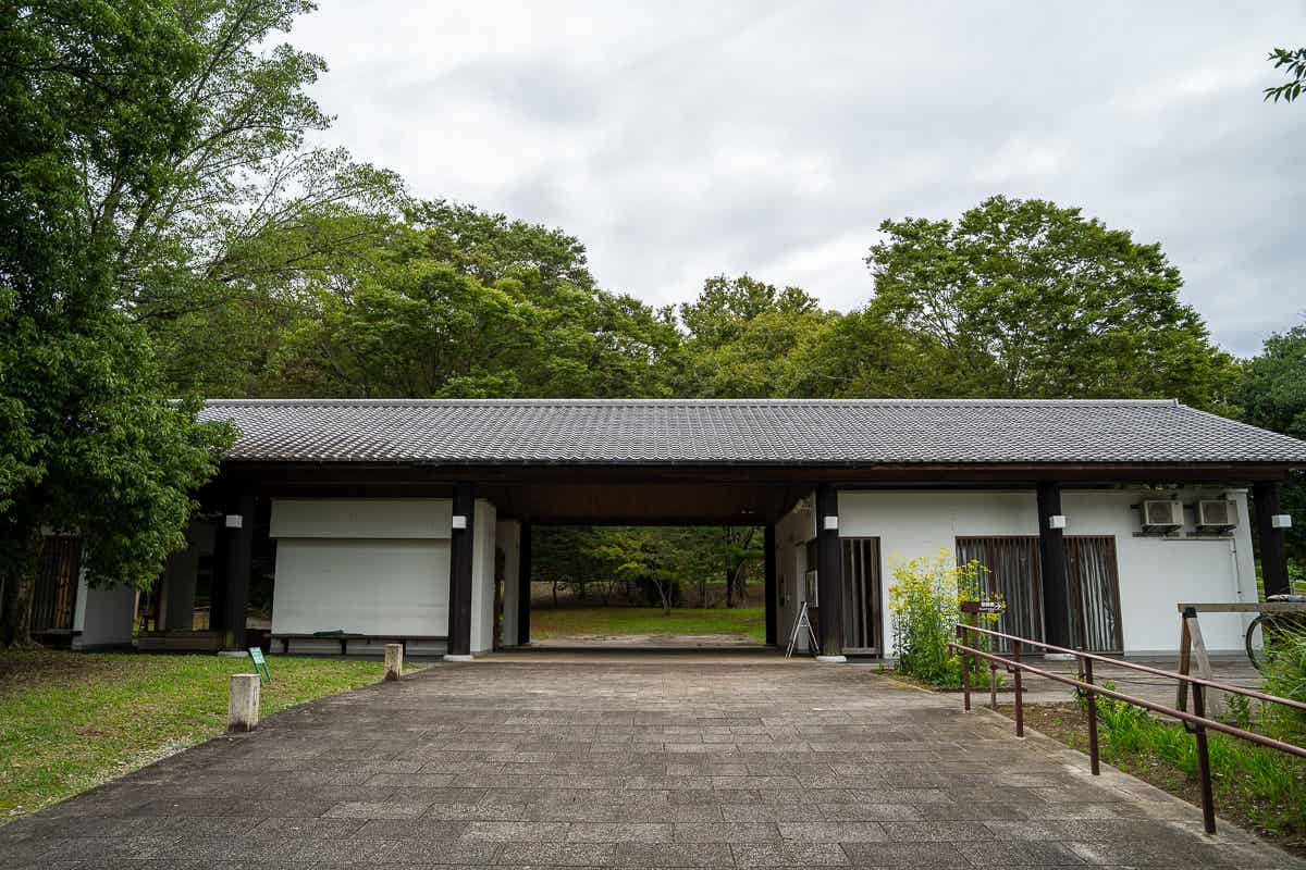 甘樫丘のふもとにある休憩施設の建物