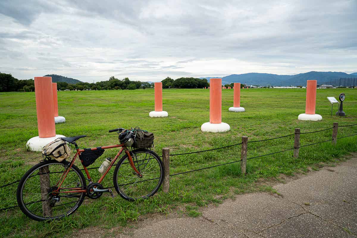 赤い柱が並ぶ藤原宮跡に停めた自転車