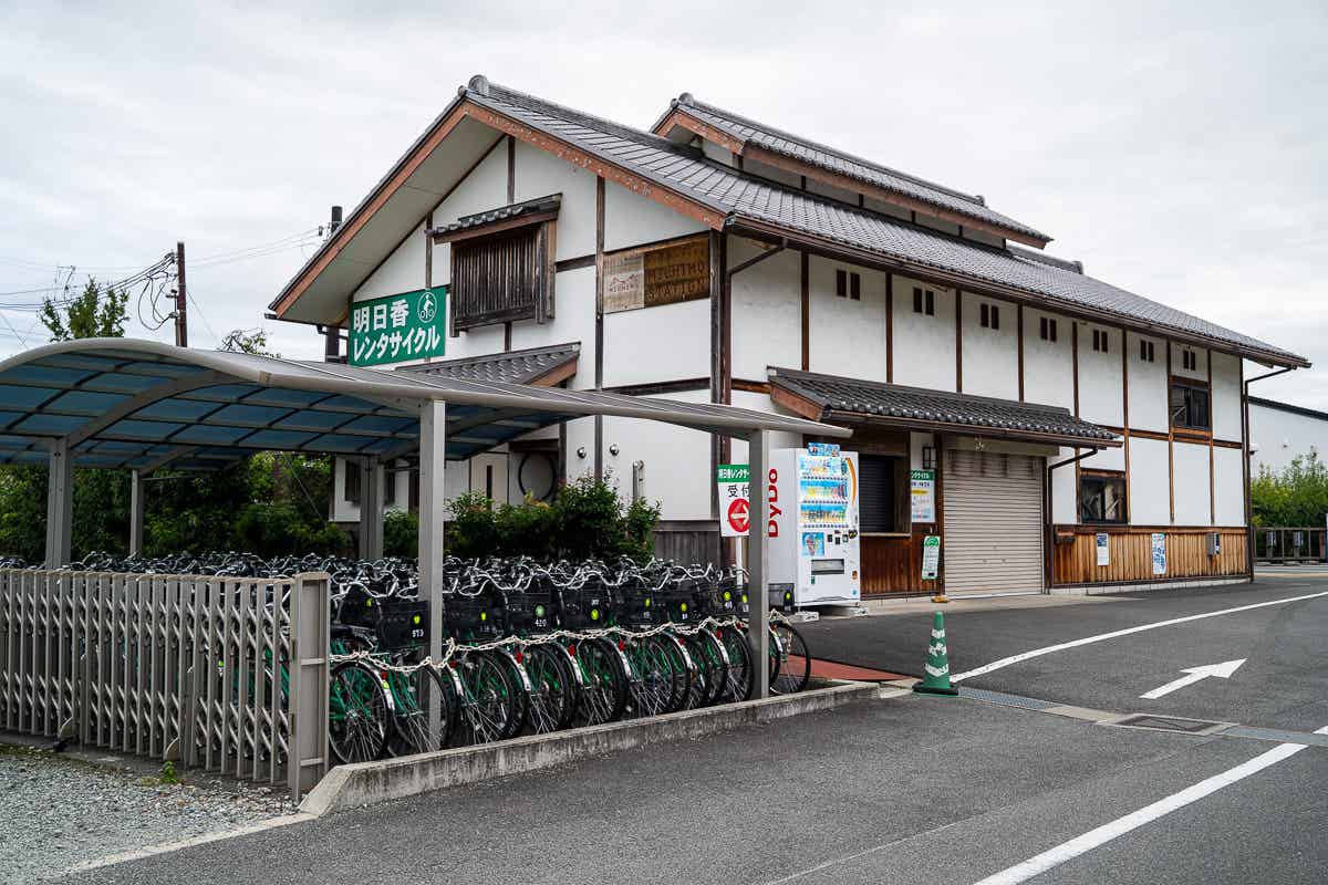 明日香レンタサイクルの店舗と駐輪スペース