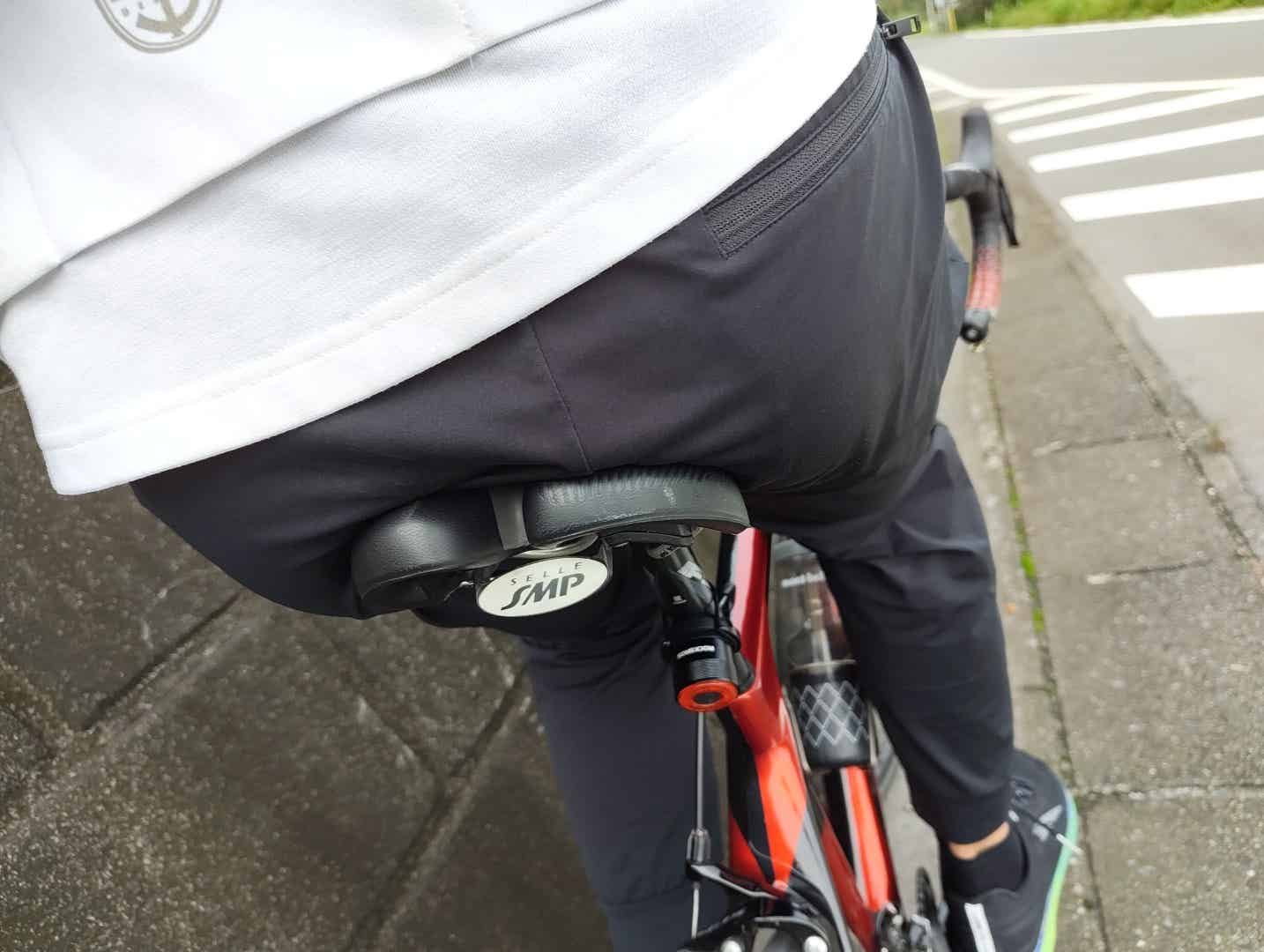 SMPのサドルに体重を預ける乗り方