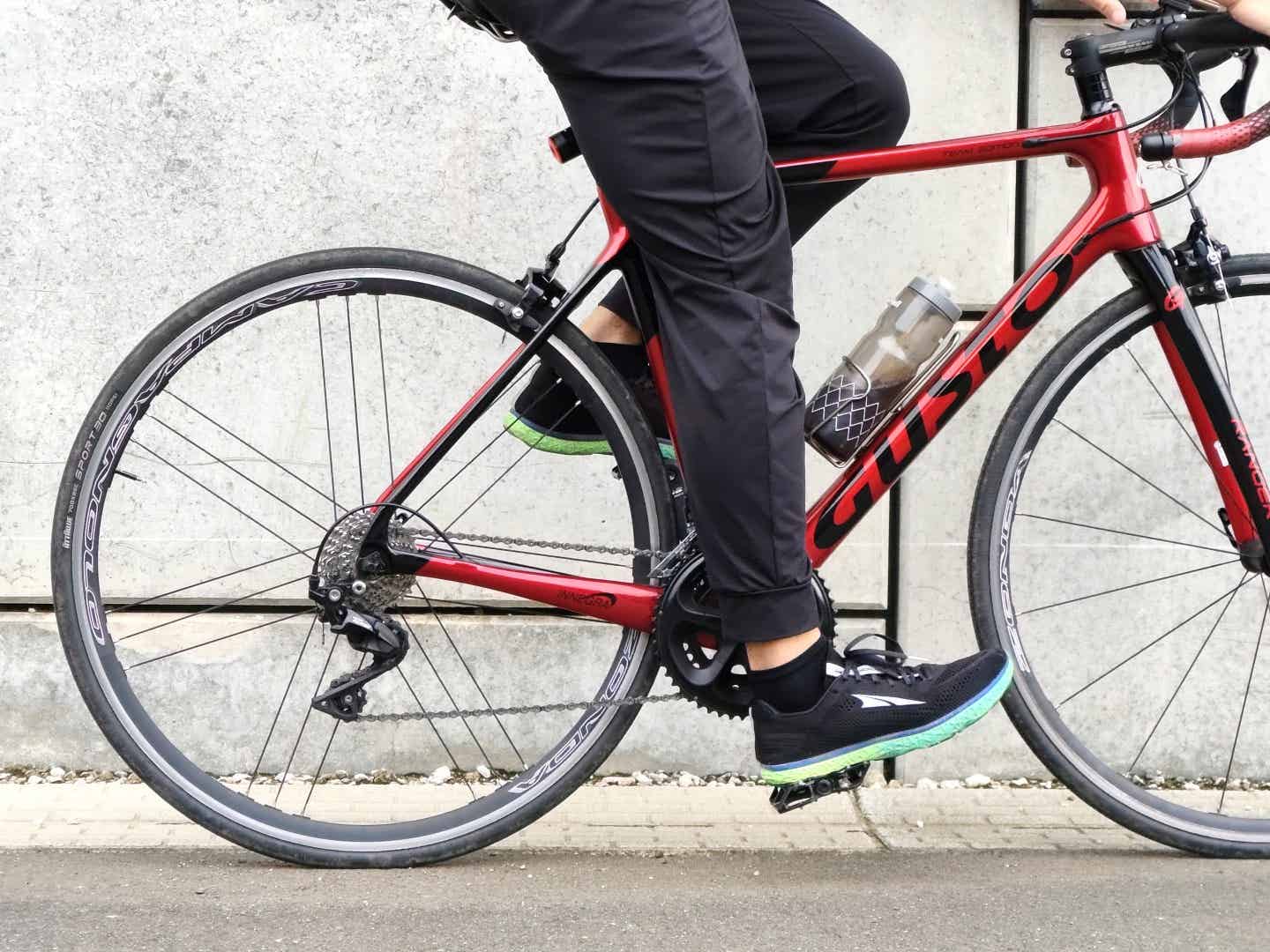 かかとをペダルに載せてサドル高を測る