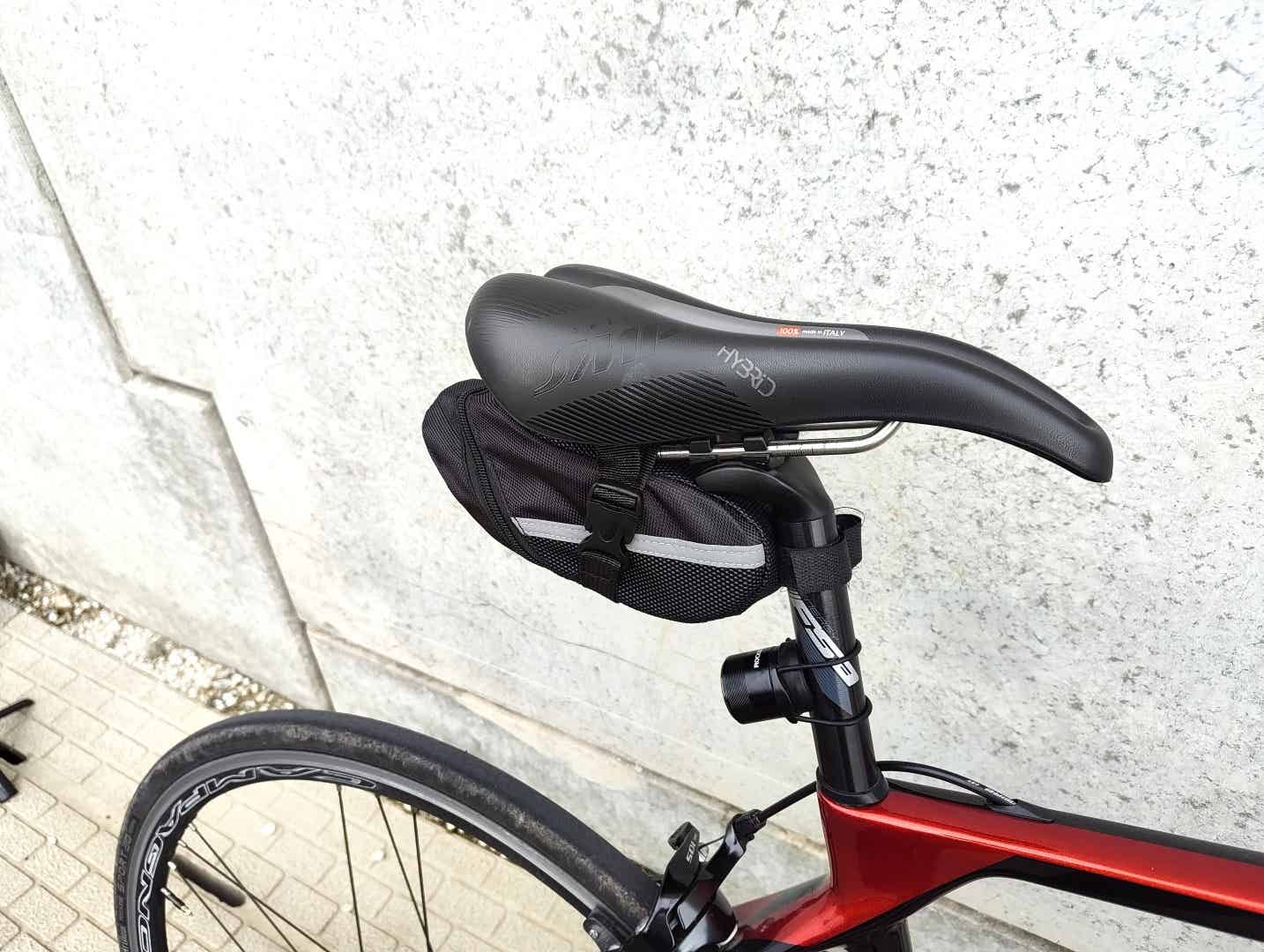 ダイソーのサドルバッグをロードバイクに付けたところ