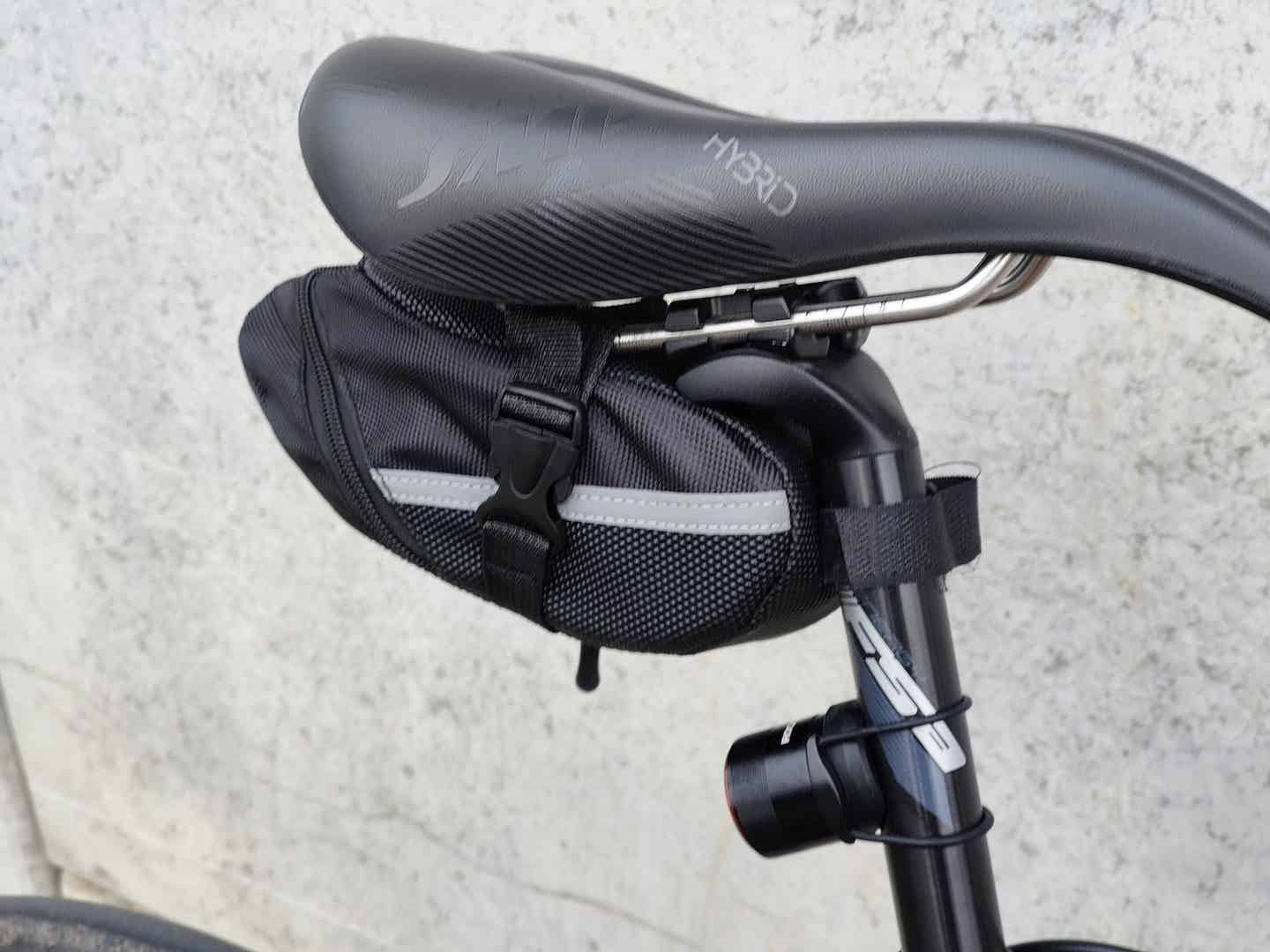 ダイソーのサドルバッグを付けたところ