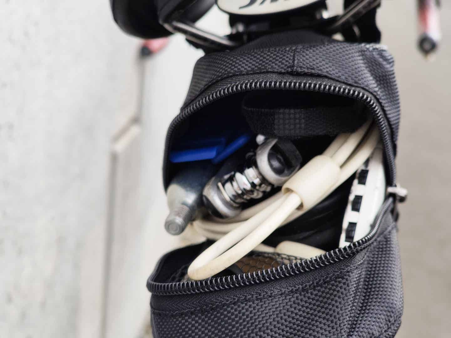 ダイソーのサドルバッグに必携アイテムを入れたところ