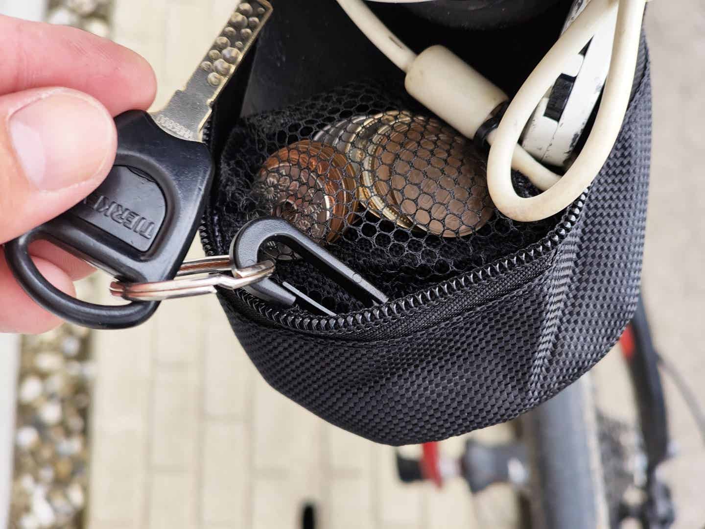 ダイソーのサドルバッグの小分けポケット