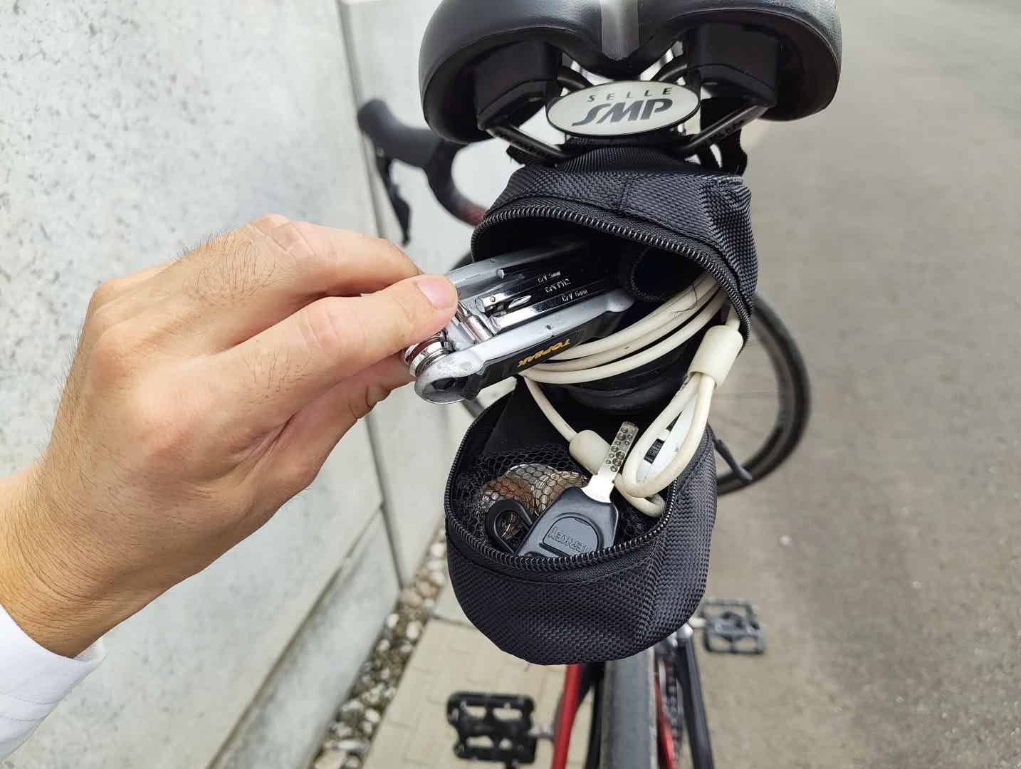 ダイソーのサドルバッグに携帯工具を入れている