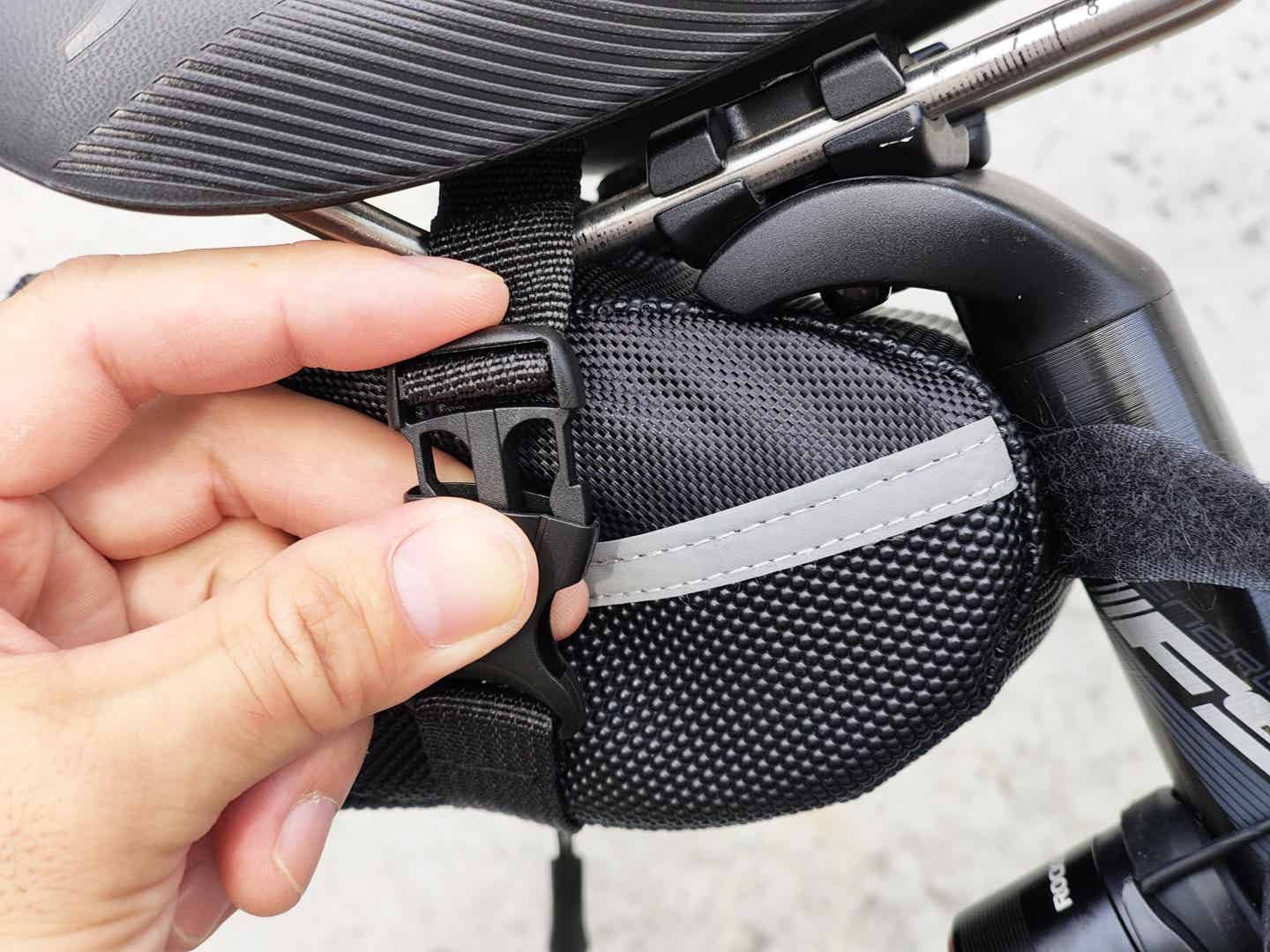 ダイソーのサドルバッグの取り付けバックル