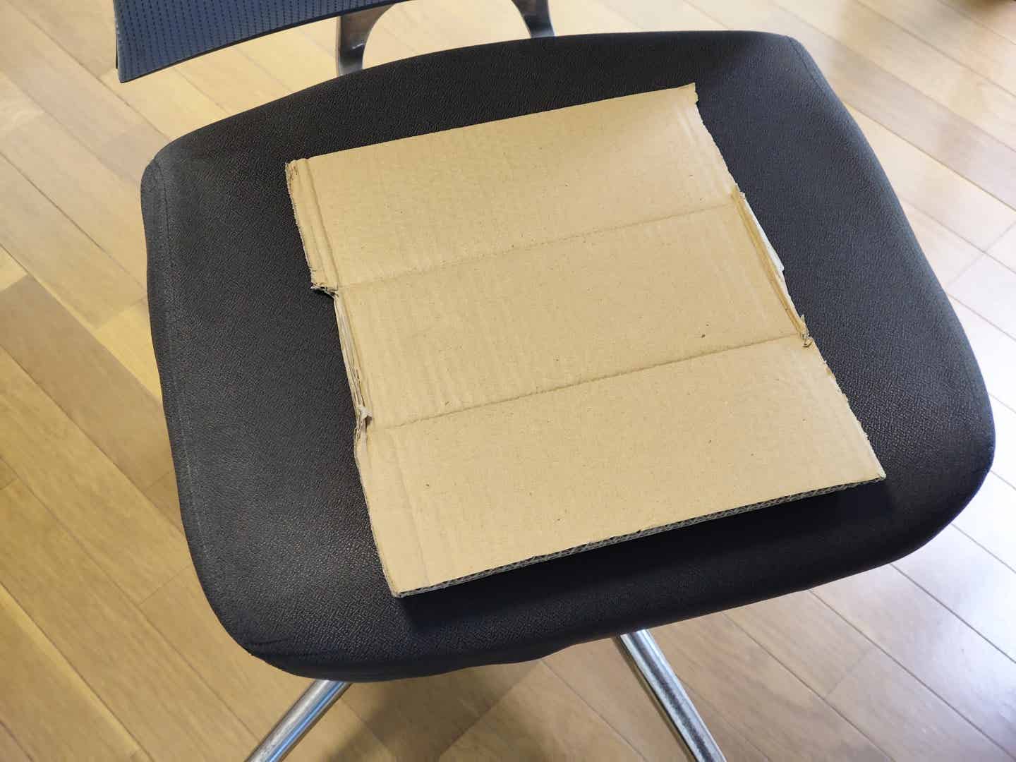 段ボールで座骨幅を測る準備