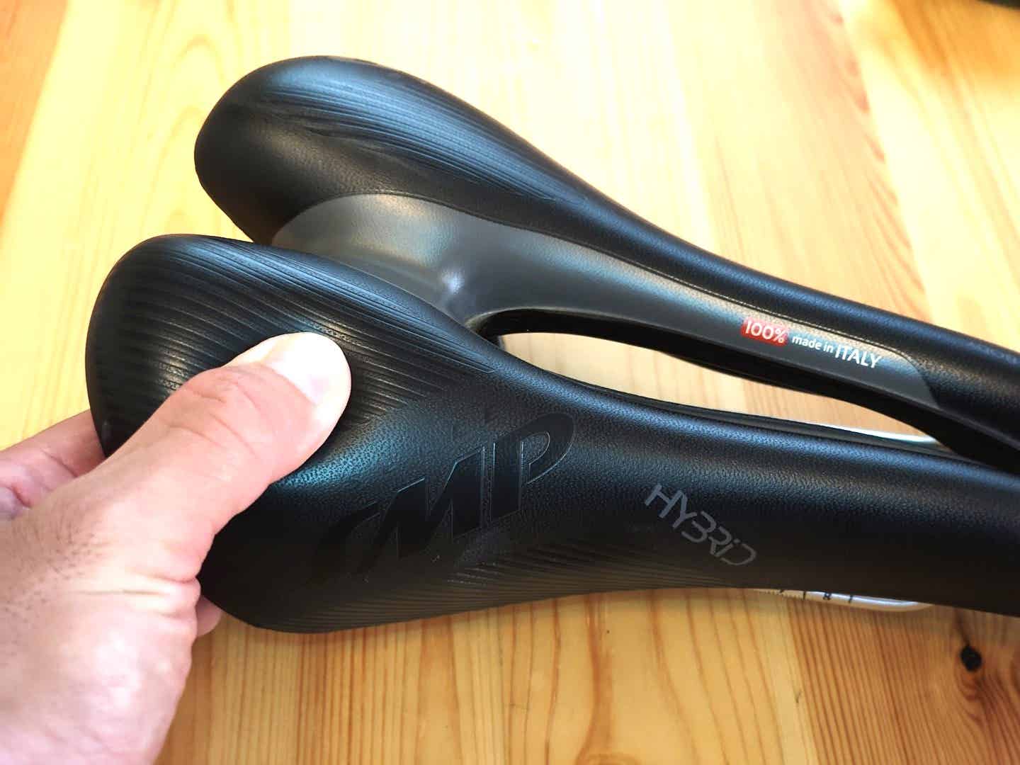 セラSMPのサドルのクッションの厚みを指で確かめる