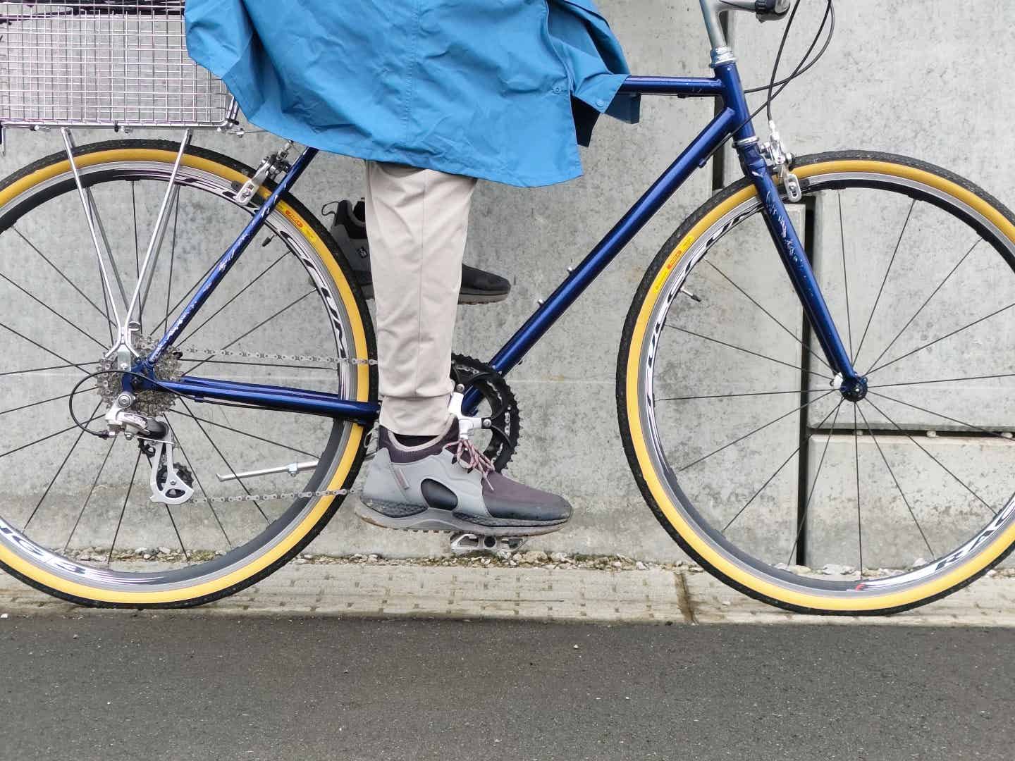 ワークマンのバッグイン透湿レインコートライトの裾