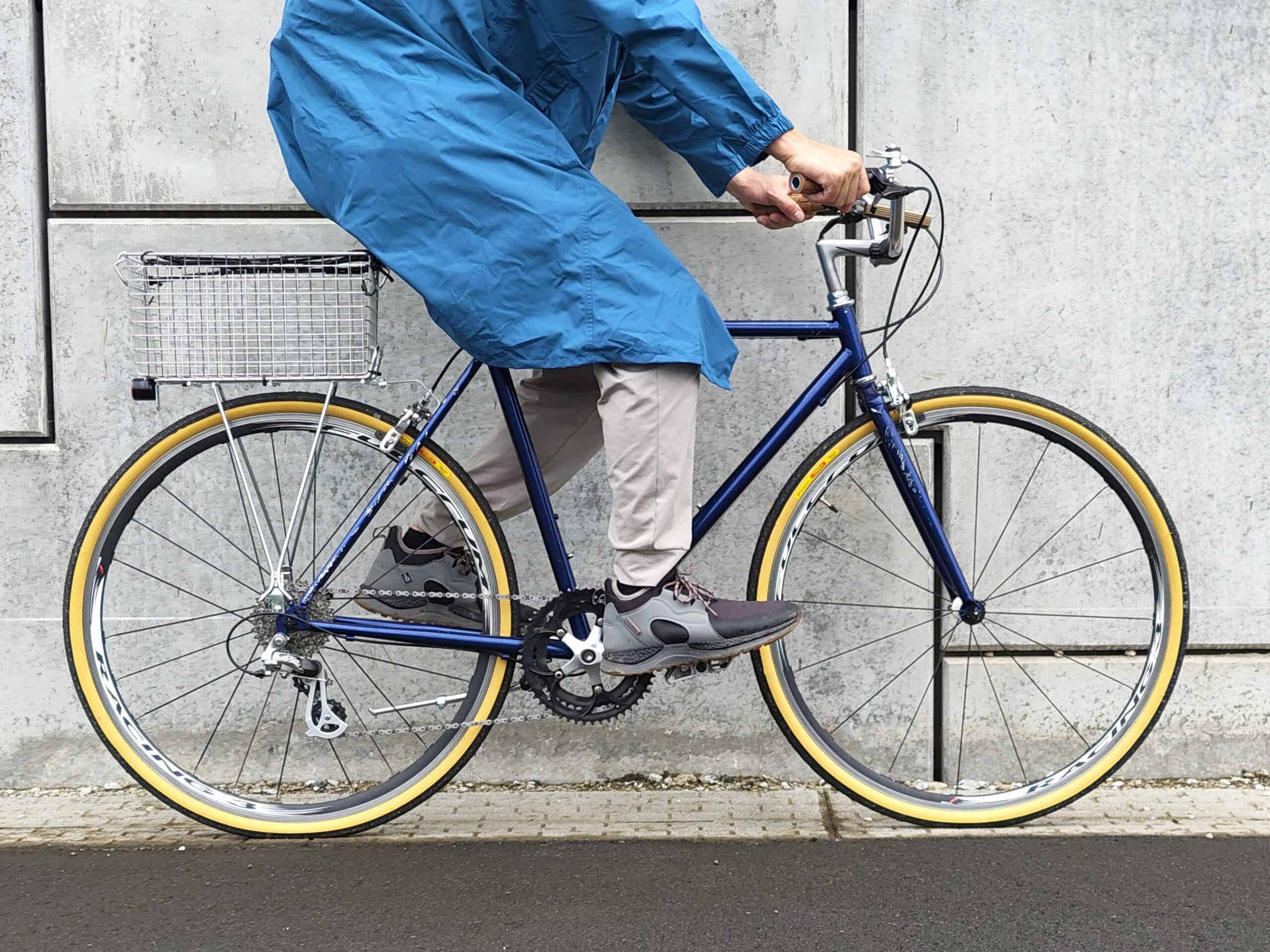 ワークマンのバッグイン透湿レインコートライトから足が出ているところ